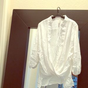 ⭕️ clear out ⭕️ Elan Wrap front white tunic